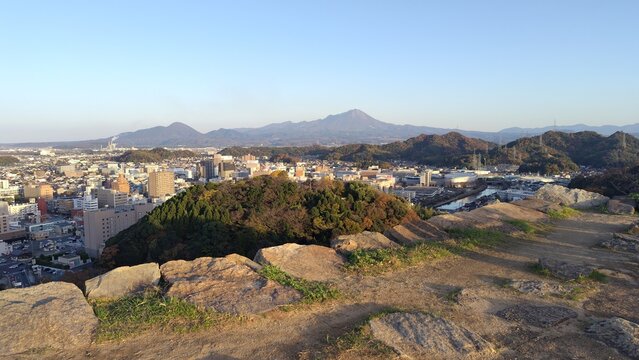 米子城跡の天守台から望む中国地方最高峰の大山と米子市街地のパノラマ風景
