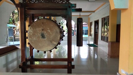 Naklejka premium old wooden drum in the mosque with genuine leather