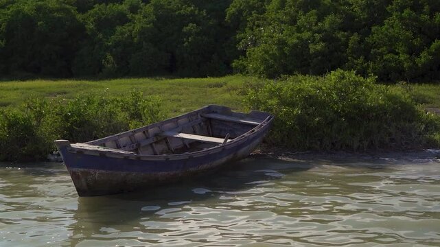 Barca en la Laguna de oviedo pedernales republica dominicana