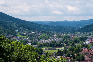 Panorama Suchej Beskidzkiej, górskiego miasteczka położonego w Beskidach, w Polsce. Obszar ten otoczony jest bujną zielenią, łagodnymi wzgórzami, górami i gęstymi lasami.  © Grzegorz