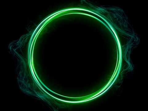Lignes de lumi&egrave;re n&eacute;on verte et fum&eacute;e abstraite formant un cercle sur fond noir. Cadre lumineux futuriste avec espace copie
