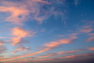 Fototapeta premium Vibrant hues of sunset paint the sky over the horizon in a tranquil evening moment