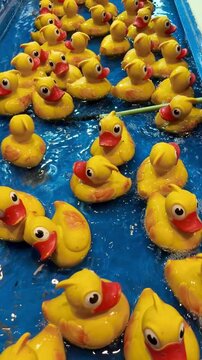 Patos de goma nadando para jugar a la suerte en la feria 