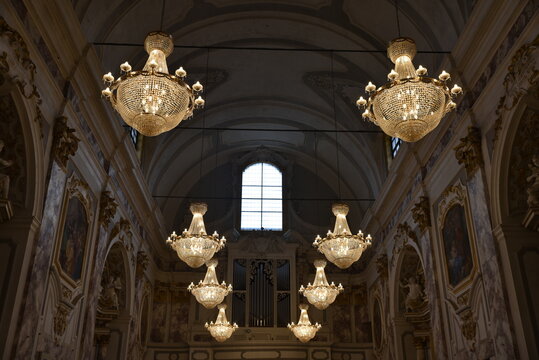 Lustres d'&eacute;glise &agrave; Pistoia. Italie