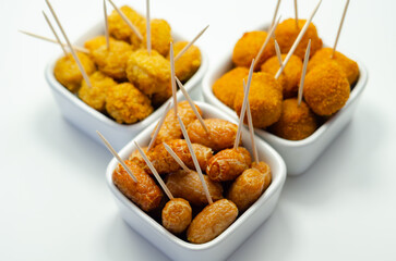 Fototapeta premium Golden, crispy snacks rest in white bowls