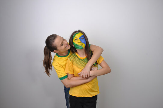 m&atilde;e e filha celebram vit&oacute;ria do brazil sele&ccedil;&atilde;o brasileira 