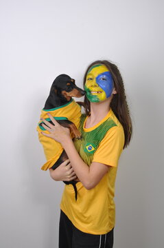 adolescente torcedora do brasil com cachorro fofo 
