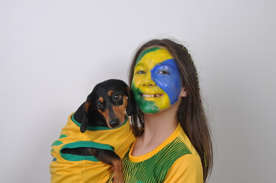 adolescente torcedora do brasil com cachorro fofo 