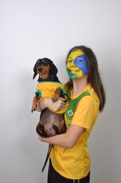 adolescente torcedora do brasil com cachorro fofo 