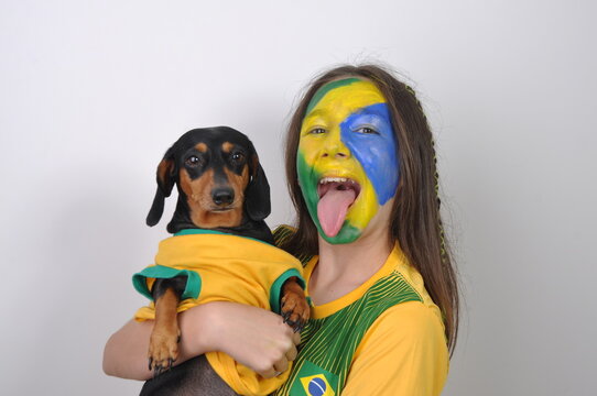 adolescente torcedora do brasil com cachorro fofo 