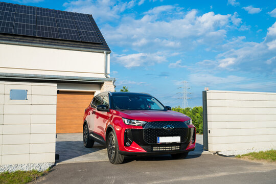 Cherry Tiggo 7 plug-in hybrid MHEV version parked on driveway of new build home in Gorz&oacute;w Wielkopolski