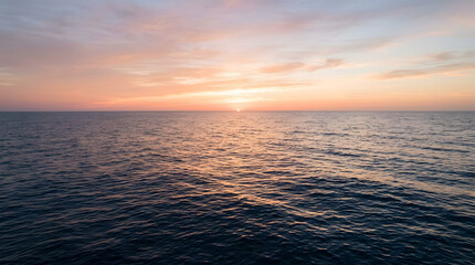 Obraz premium Breathtaking sunset over the calm ocean horizon
