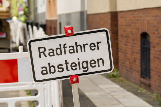 Schild - Radfahrer absteigen