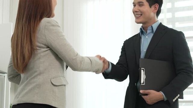 Professional Mentoring and Knowledge Sharing in Modern Office