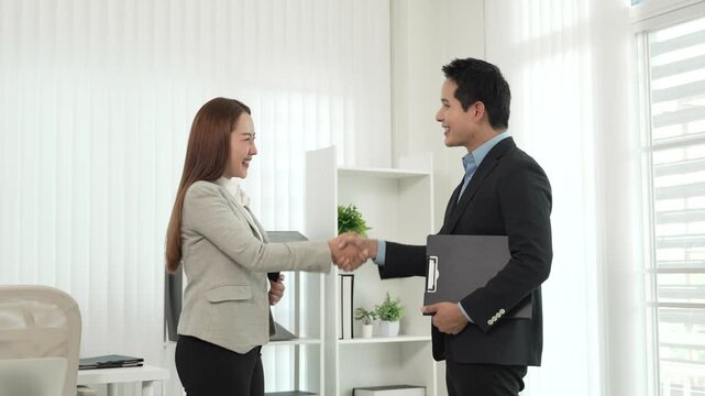 Professional Mentoring and Knowledge Sharing in Modern Office