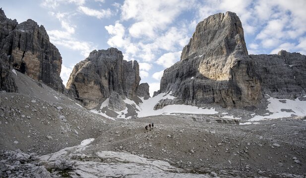 Hikers hiking trail to Bocca degli Armi, Brenta Mountains, Brenta-Adamello Natural Park, Trentino, Italy