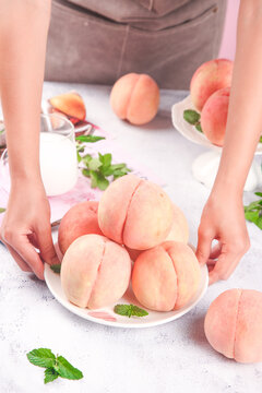 Fresh Sweet Yangshan Peaches from Wuxi - Natural Stone Fruit Display