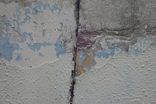 Peinture &eacute;caill&eacute;e sur un vieux mur et apparition de vieilles peintures