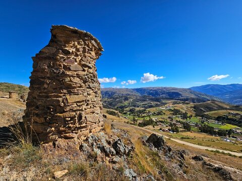 The archaeological site of Ninamarca consists of a set of funerary towers erected in Peru by the Lupaca culture, a pre-Inca group speaking Aymara, in the 13th and 14th centuries .