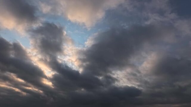 雲の隙間から洩れてくる朝陽