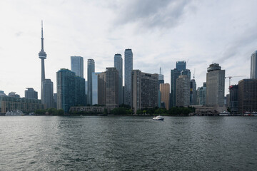 Obraz premium Skyline view of Toronto with CN-Tower over Lake Ontario from Ferry