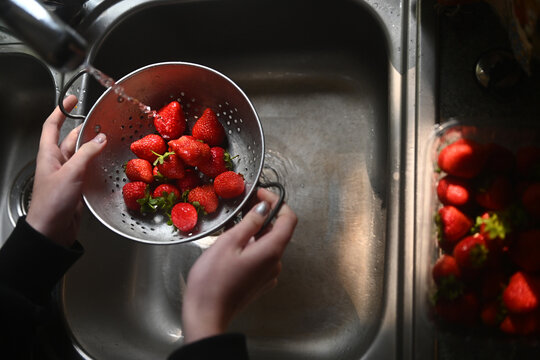 Preparing strawberries