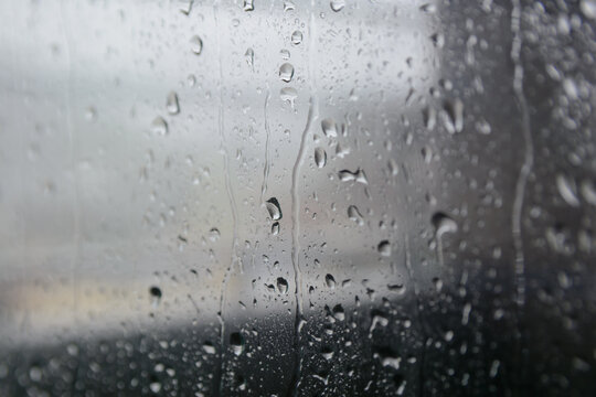 窓ガラスに付いた雨粒、憂鬱で抽象的な背景