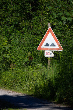 Verkehrsschild warnt vor unebener Fahrbahn