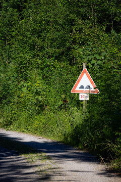 Verkehrsschild warnt vor unebener Fahrbahn