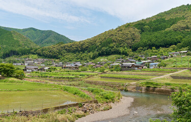 高知の山里に広がる棚田と集落風景 © Arakawa27