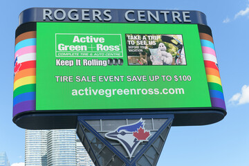Naklejka premium Toronto Rogers Centre Gardiner LED Pylon (located at Rees St & Bremner Blvd) with advertisement for Active Green + Ross service stations / Toronto Blue Jays