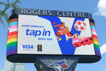 Naklejka premium Toronto Rogers Centre Gardiner LED Pylon (located at Rees St & Bremner Blvd) with advertisement for VISA Tap In / Toronto Blue Jays
