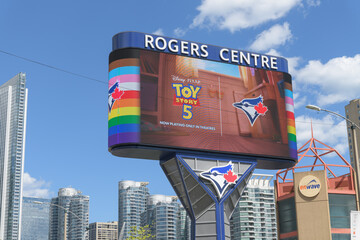 Naklejka premium Toronto Rogers Centre Gardiner LED Pylon (located at Rees St & Bremner Blvd) with advertisement for Toy Story 5 / Toronto Blue Jays
