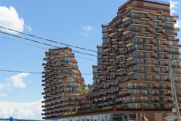 Fototapeta premium north elevation of Aqualuna Condos, designed by 3XN with Kirkor Architects, located at 155 Merchants' Wharf (261 Queens Quay E), Toronto