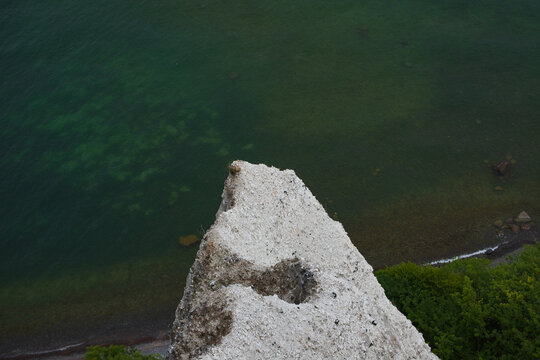 Blick &uuml;ber einen Felsen ins Meer