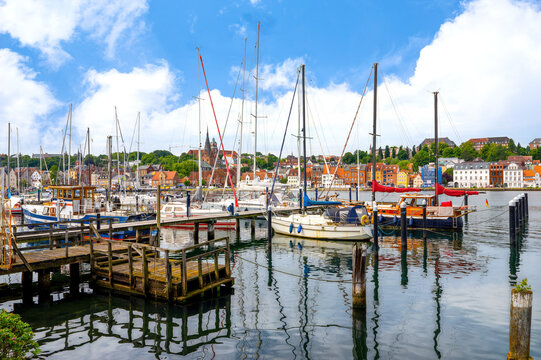 Flesburg an der Flensburger F&ouml;rde, Altstadt und Schiffe im F&ouml;rdehafen/auf der F&ouml;rde