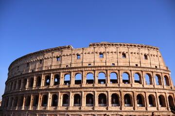 Obraz premium Colosseum Exterior Under Clear Blue Sky in Rome, Italy