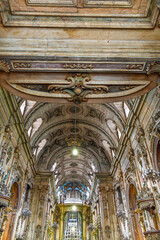 Naklejka premium Detalhe arquitetônico superior do arco e ornamentos decorados na Igreja do Santíssimo Sacramento da Antiga Sé