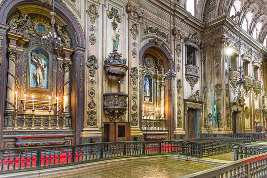 Perspectiva lateral da nave exibindo os nichos decorados e corredor com balaustrada na Igreja do Sant&iacute;ssimo Sacramento da Antiga S&eacute;