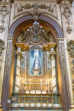 Nicho de altar lateral dedicado a Nossa Senhora com candelabros na Igreja do Sant&iacute;ssimo Sacramento da Antiga S&eacute;