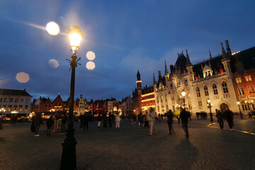 Obraz premium Historic European town square at dusk with ornate guild houses