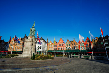 Obraz premium Statue in central square with colorful Flemish houses