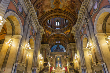 Fototapeta premium Perspectiva ampla do interior ornamentado e cúpula artística da Igreja de Nossa Senhora da Candelária