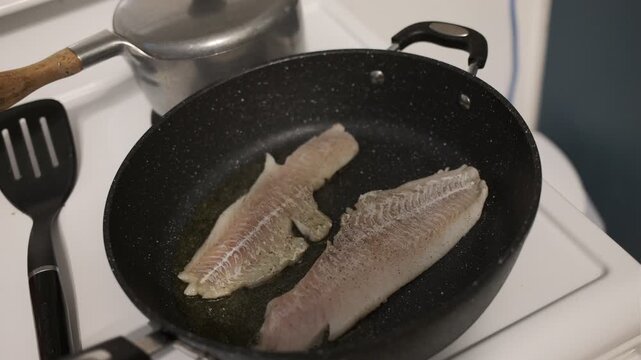 Faites cuire le poisson. De l'aiglefin &agrave; la po&ecirc;le