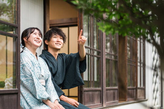 日本家屋の縁側で夕涼みする浴衣姿のカップル,夫婦