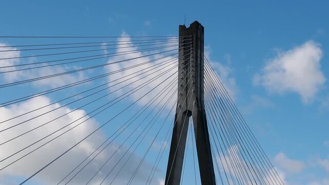 青空と新猪名川大橋の主塔