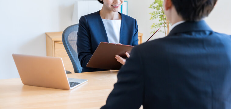 面談・商談・カウンセリングをする女性