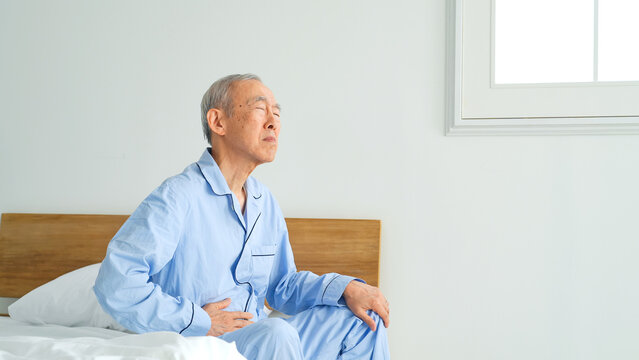 腹痛で辛いシニア男性