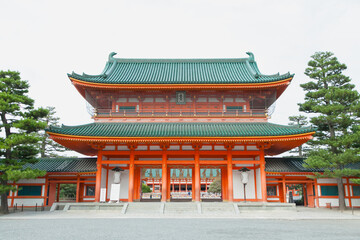Obraz premium Otenmon Gate front view at Heian Jingu Shrine, Kyoto