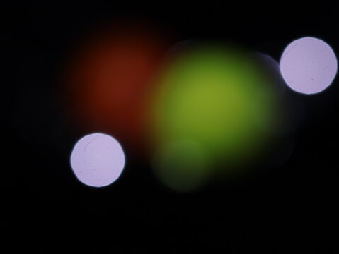 Un fondo abstracto de luces de navidad de diferentes colores en la oscuridad. Desenfoque bokeh